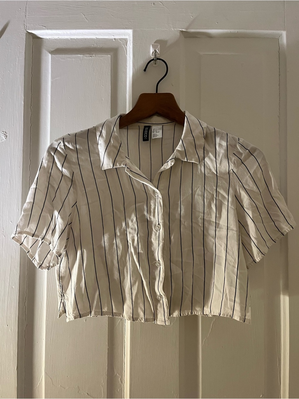 H&M Cream Short-Sleeve Vertical Stripe Button-Up Crop Shirt